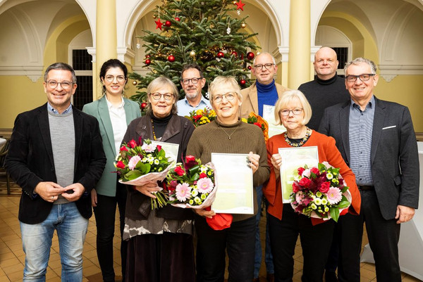 Das Bild zeigt den OB und die Preisträger des Umweltpreises der Stadt Hamm 2023