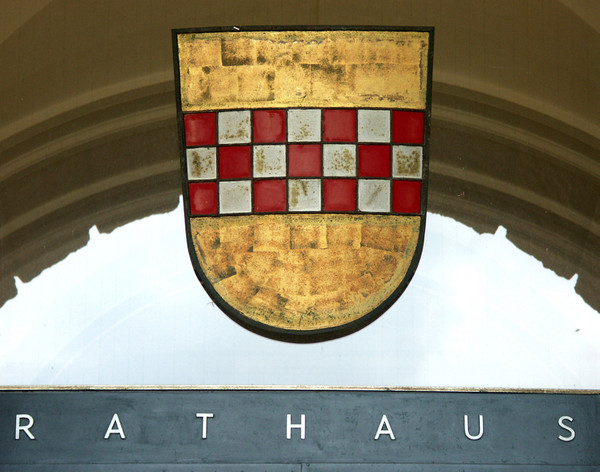 Wappen der Stadt Hamm über dem Rathaus-Eingang