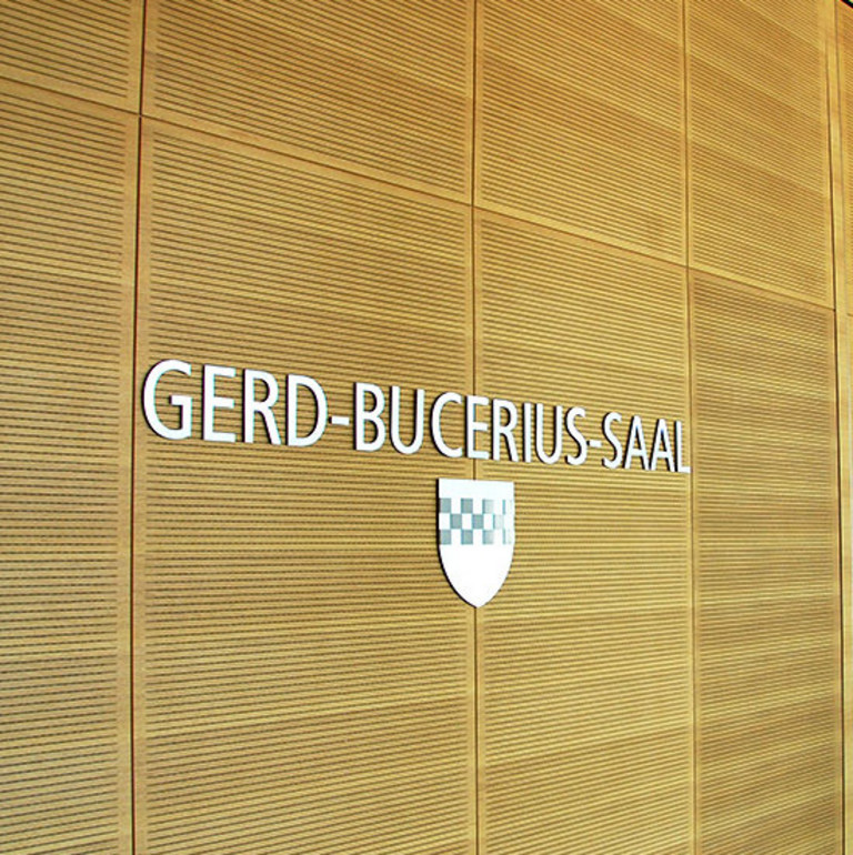 Schriftzug "Gerd-Bucerius-Saal" (vom Foyer fotografiert) Schriftzug "Gerd-Bucerius-Saal" (vom Foyer fotografiert)