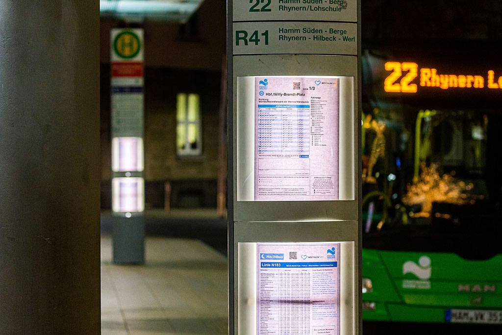 Fahrplan an einer Bushaltestelle