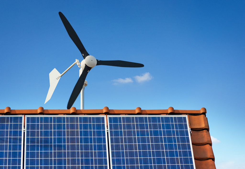 Kleinwindkraftanlage und Photovoltaik auf Hausdach