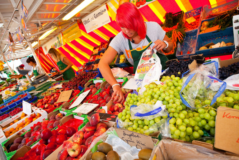 Auslage mit Obst von Obst und Gemüse Viertmann auf dem Wochenmarkt an der Pauluskirche