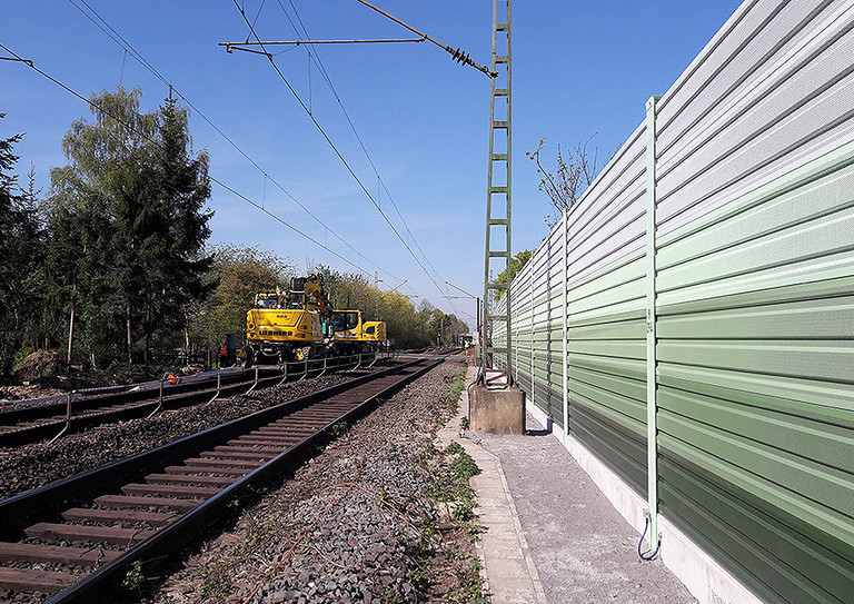 Errichtung der Lärmschutzwand Nr. 8 im Bauabschnitt 1 (Hamm Pelkum). Rechts im Bild ist die fertiggestellt Wand Nr. 9 zu sehen.