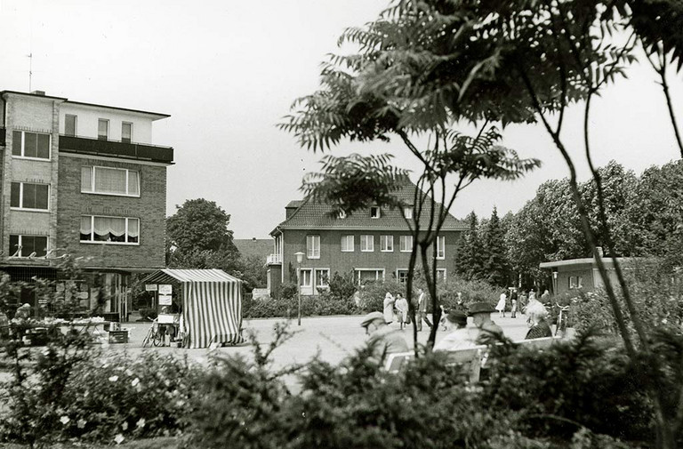 Blick auf die Nordseite des Heessener Marktes mit dem 1961 fertiggestellten neuen, formschönen Verkaufskiosk.