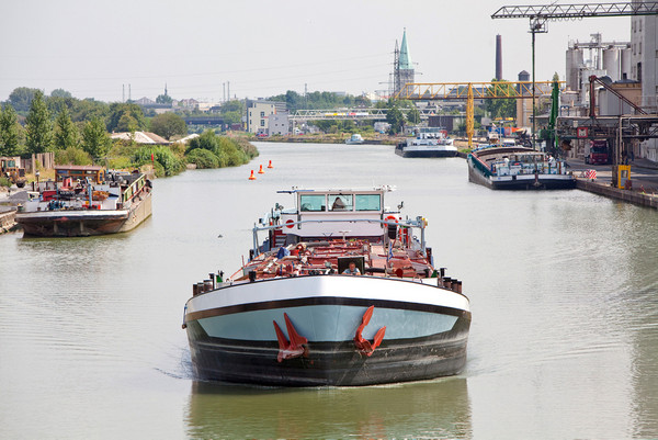 Kanalhafen mit Schiffen