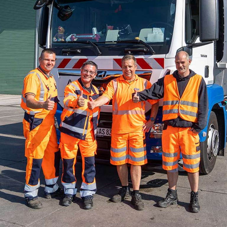 OB Marc Herter mit Mitarbeitern des ASH vor einem Müllfahrzeug