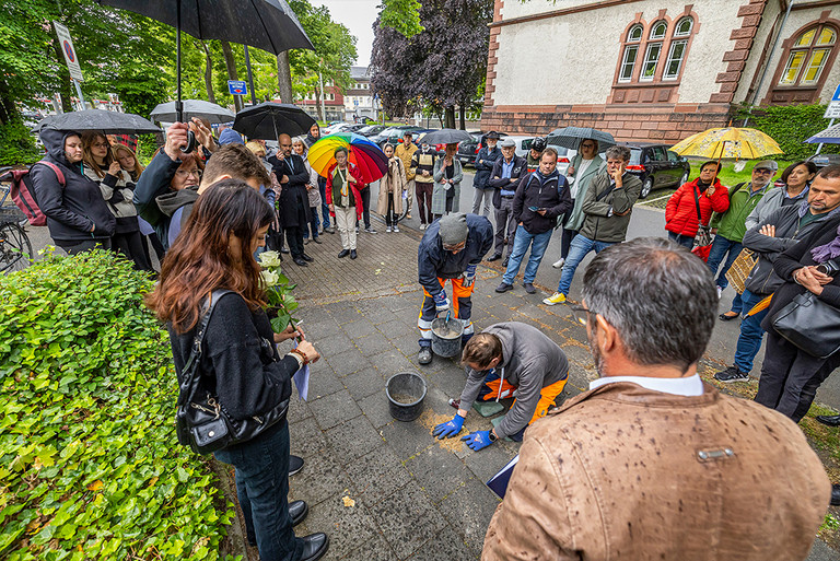 Vier Stolpersteine werden in einer Gedenkveranstaltung am Rathaus verlegt.