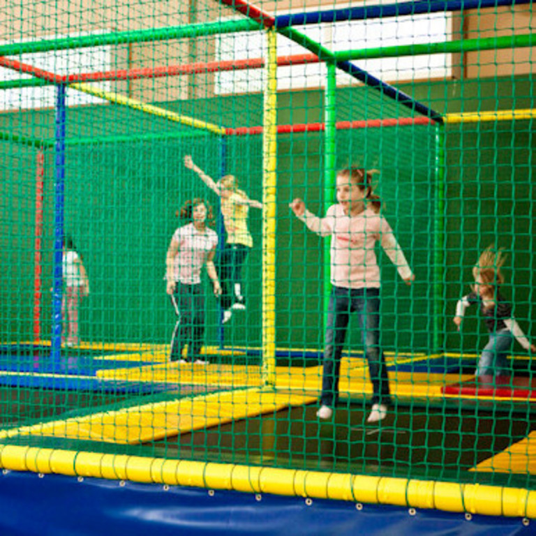 Kinder auf Trampolinen im Freizeitpark Radbodsee