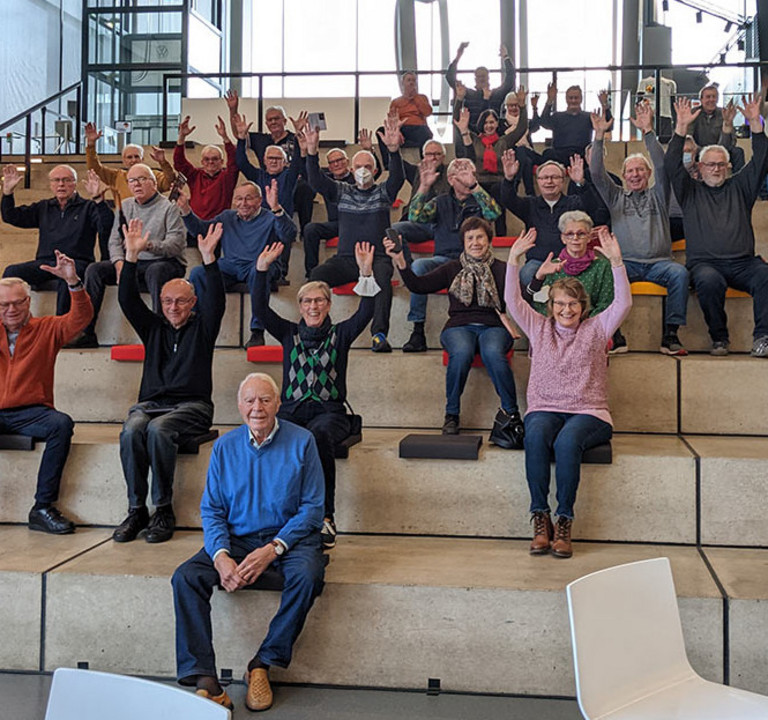 Eine Gruppe von Senior:innen im Fußballmuseum in Dortmund