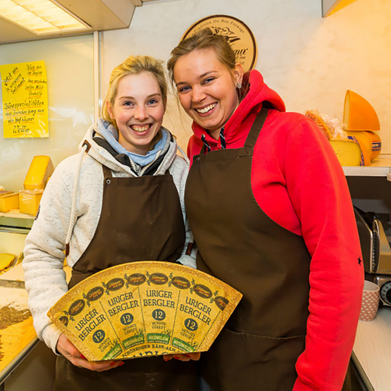 Das Team von Käsehandel Kaiser auf dem Wochenmarkt an der Pauluskirche