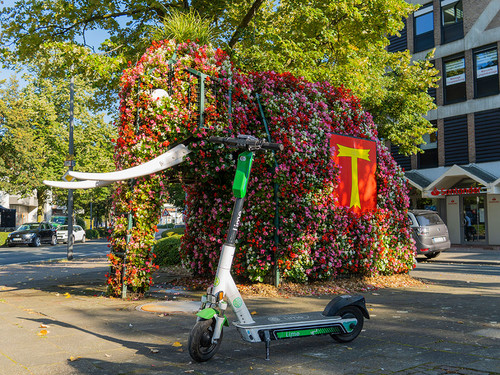 E-Scooter vor dem Rathaus