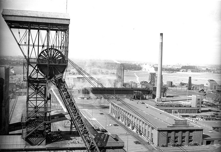 Blick auf Fördergerüst, Werkstatt und Kokerei der Zeche Sachsen um 1935