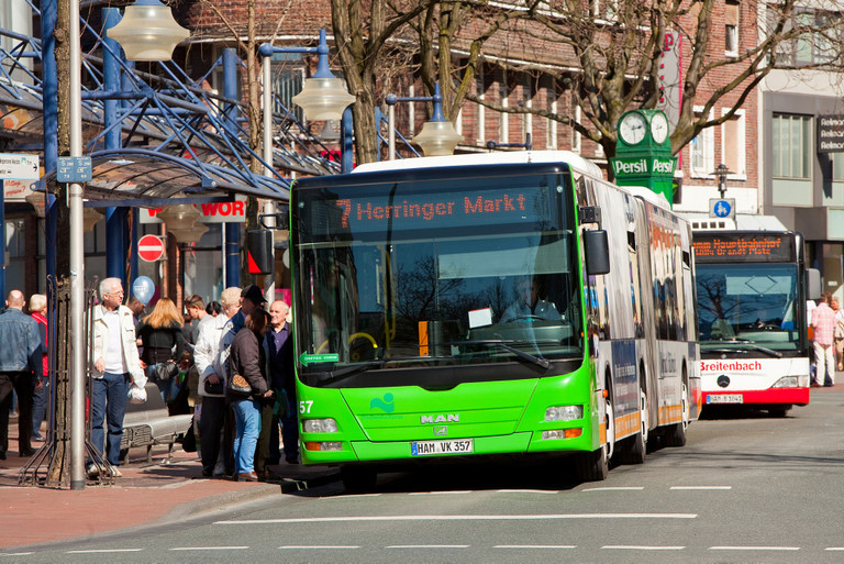 Bus mit einsteigenden Fahrgästen