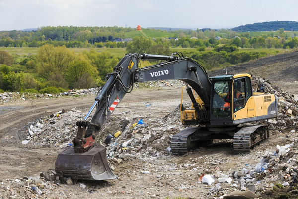 Die Deponie wird mit nicht-brennbarem Material verfüllt.