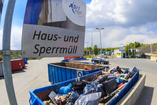 Sperrmüll können Bürger vom ASH abholen lassen oder selbst am Recyclinghof anliefern.