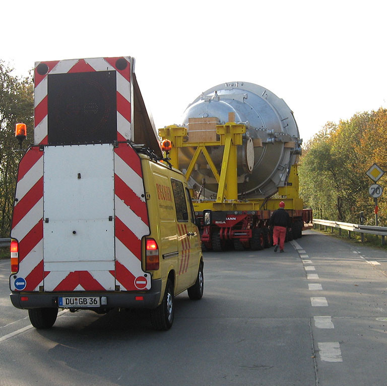 Schwertransport mit Begleitfahrzeug