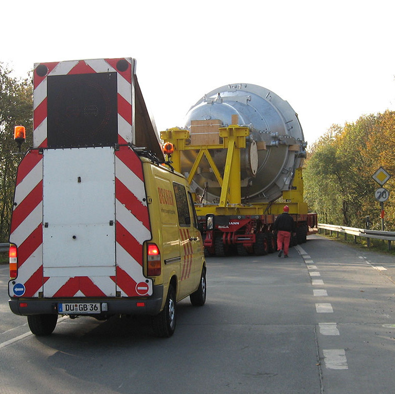 Schwertransport mit Begleitfahrzeug