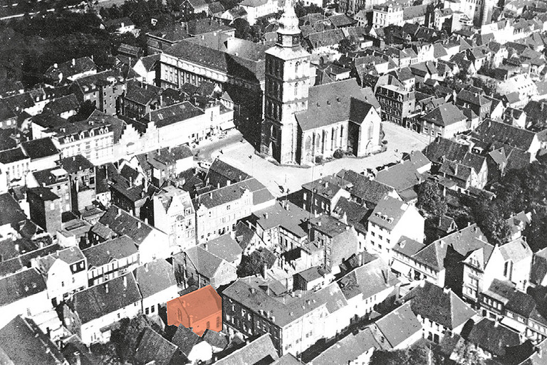 Blick auf den Marktplatz mit Pauluskirche, um 1930. Die Synagoge ist am unteren Bildrand (eingefärbte Fläche) zu erkennen. 