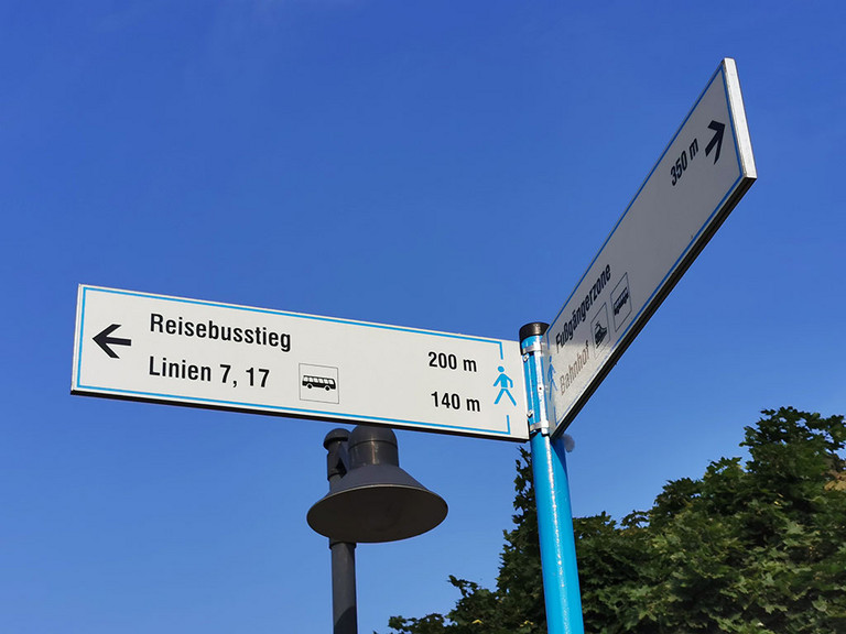 Hinweisschild auf die Haltestelle für Reisebusse