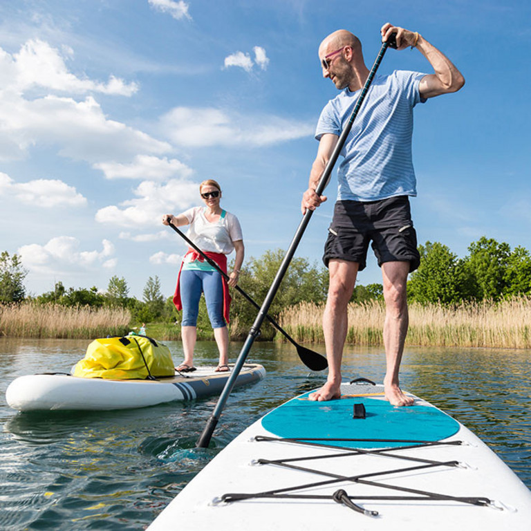 Paar auf Stand-Up-Paddle-Board