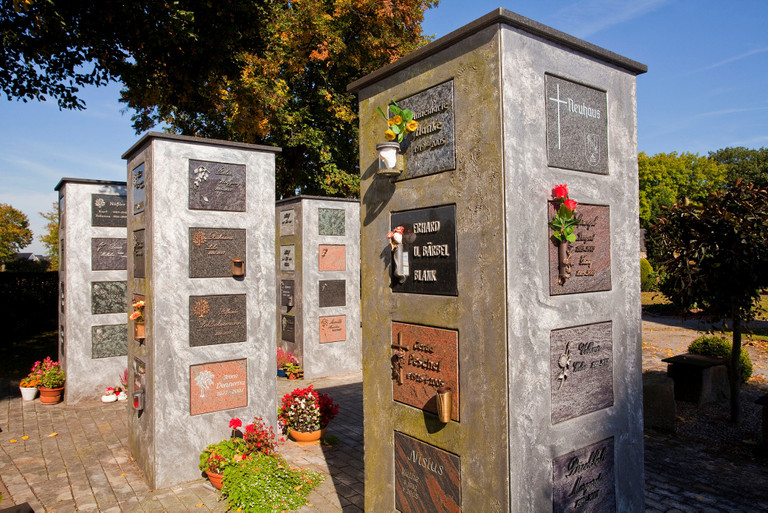 Kolumbarium (Urnenstelen) auf dem kath. Friedhof Herringen