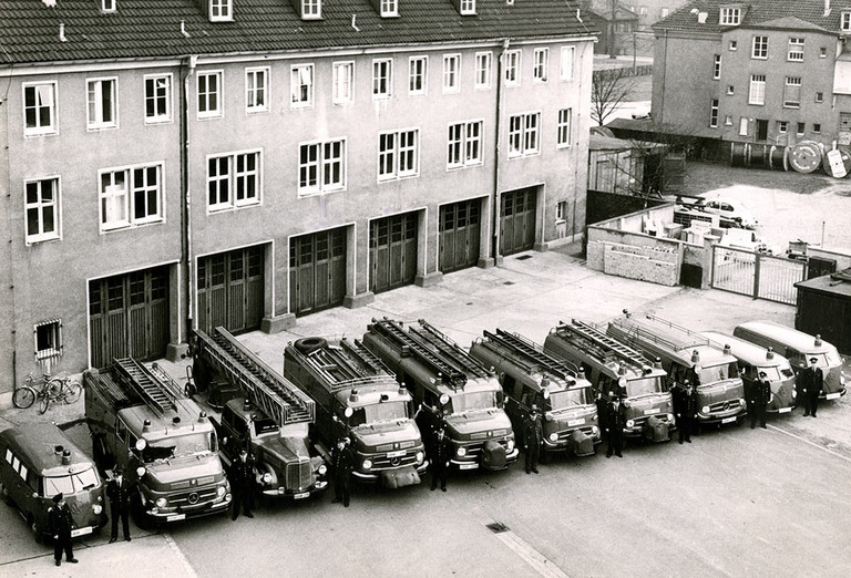 Fahrzeugpark der Feuerwehr Hamm im Innenhof der Wache, 1967