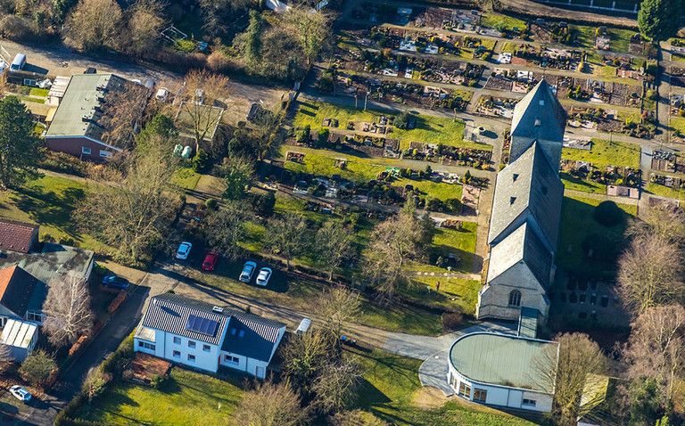 Luftaufnahme von Pfarrkirche und Friedhof in Uentrop, 2020 