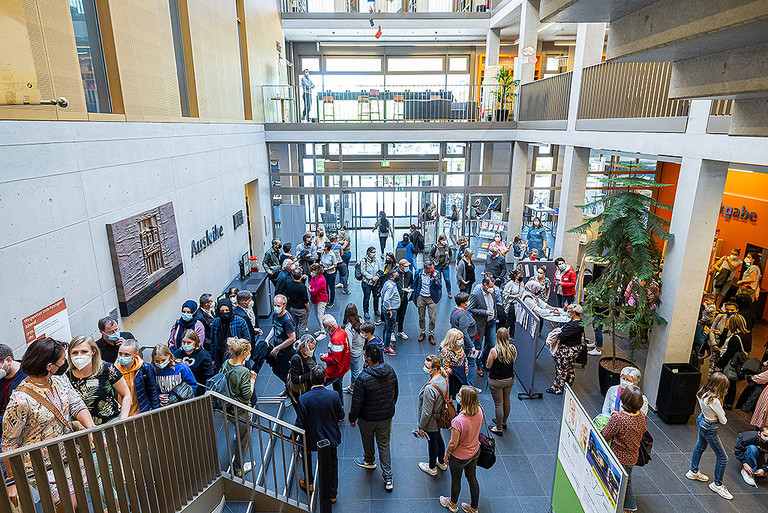 Viele Menschen im Foyer der Zentralbibliothek