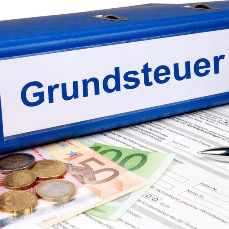 Grundsteuer Ordner mit Geld und Taschenrechner