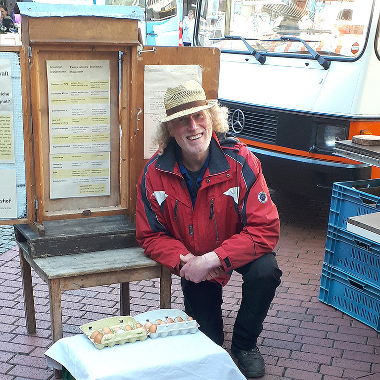 Der Imker Hubert Beckmann an seinem Stand auf dem Wochenmarkt