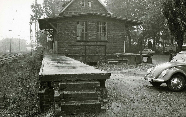 Güterschuppen am Bahnhofsgebäude in Pelkum, 1968