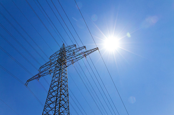 Strommast von unten Richtung Sonne aufgenommen