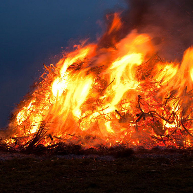 Loderndes Osterfeuer am Abend