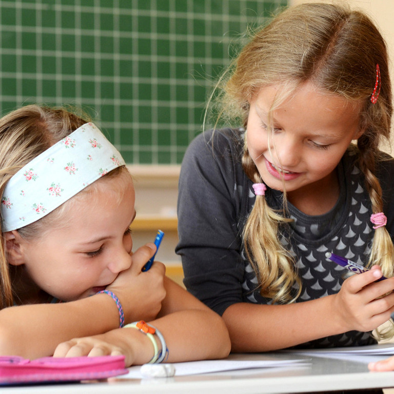 3 Mädchen in der Schule