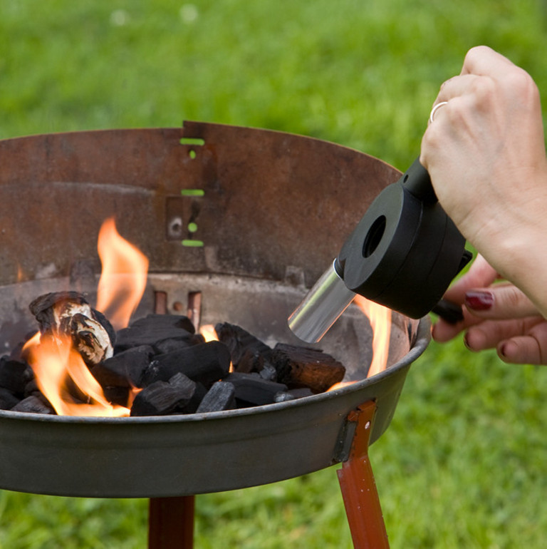 Ein Grill wird angezündet