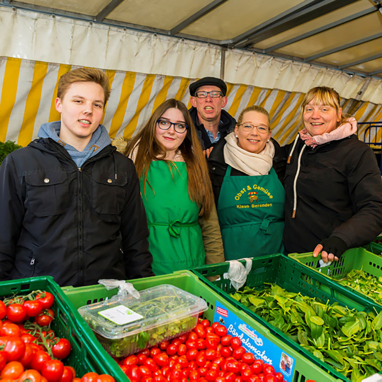 Team von Obst & Gemüse Berendes auf dem Wochenmarkt an der Pauluskirche