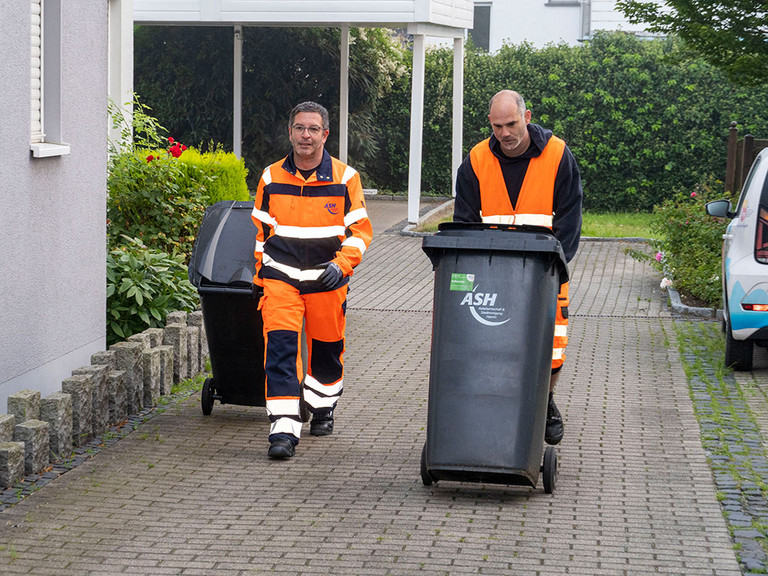 OB Marc Herter zieht eine volle Mülltonne