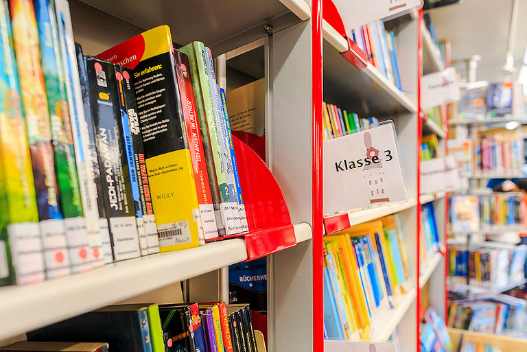 Bücherregale im Bücherbus