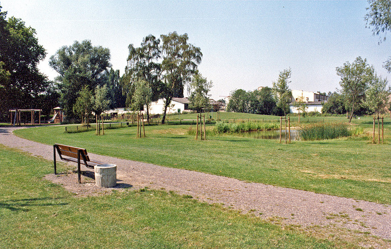 Der Park Schulze-Pelkum mit Spielplatz und Teich im Jahre 1992