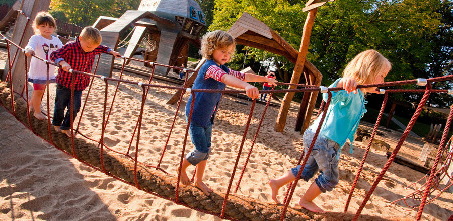 Kinder auf einem Spielplatz im Maxipark