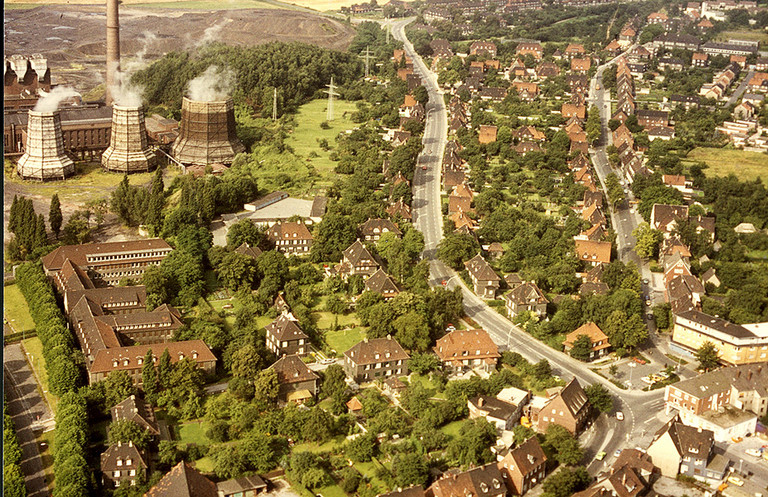 Luftbild mit ehemaliger Zechenverwaltung und Kraftwerk (links) und „Alter Kolonie“ zwischen Am Hämmschen und Bockelweg (rechts), 1970er-Jahre