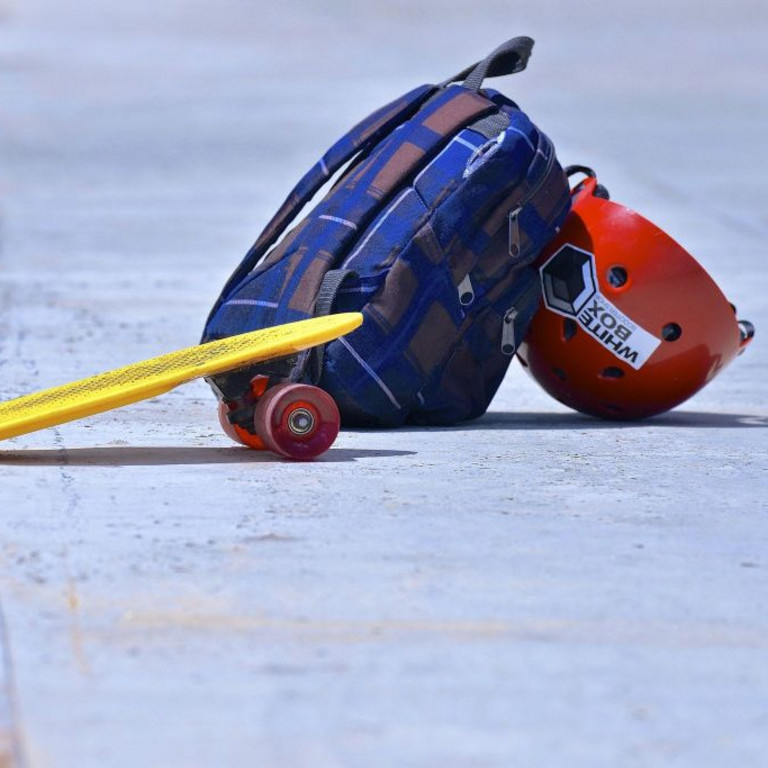 Skateboard, Helm und Rucksack