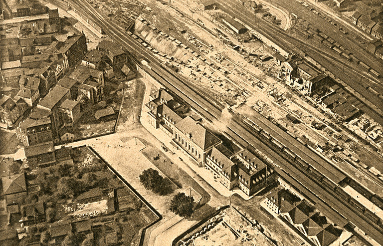 Luftaufnahme mit dem Bahnhofsgebäude um 1923