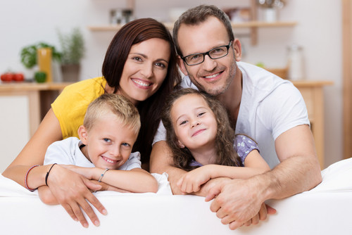 lachende Familie auf dem Sofa