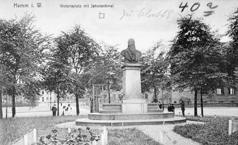 Viktoria-Platz mit Denkmal des ''Turnvater Jahn'' um 1910