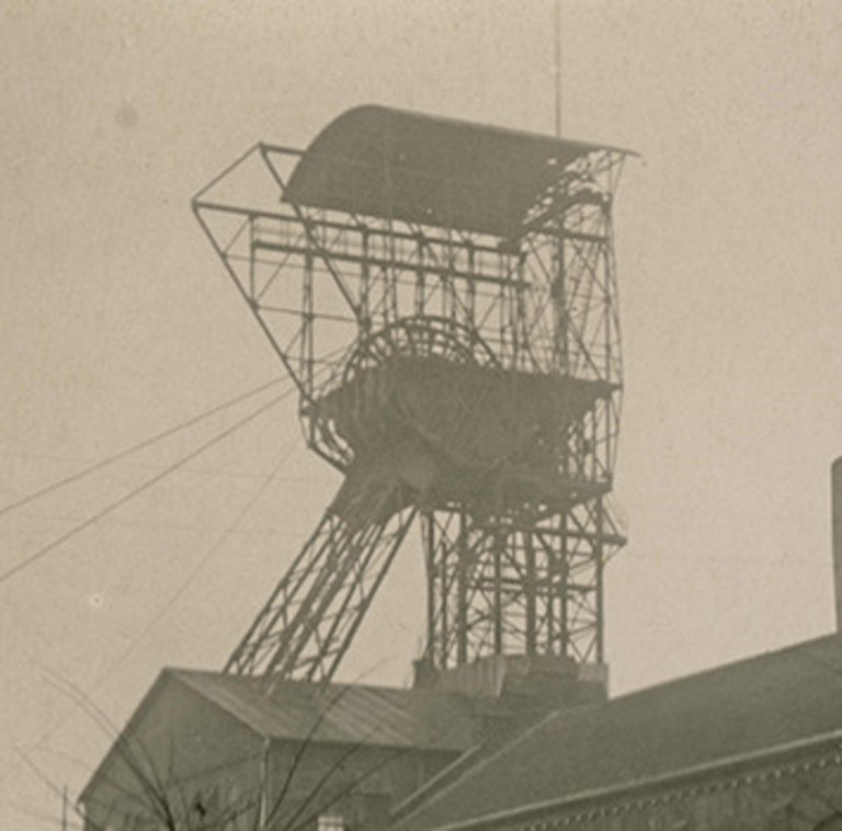 Am Tag des Grubenunglücks auf der Zeche Radbod versammeln sich Bergleute und ihre Angehörigen auf dem Zechenplatz, 12. November 1908