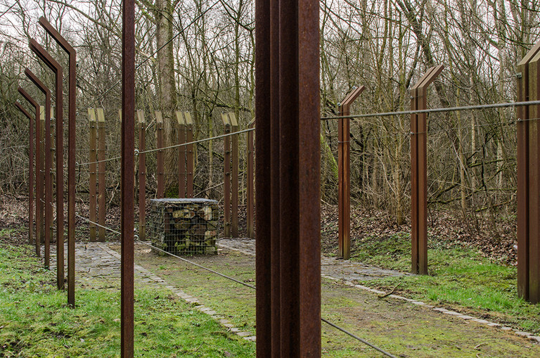 Blick vom Eingangsbereich der Gedenkstätte auf den Kubus