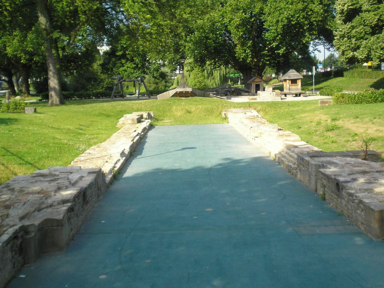 Mauerreste der alten Schleuse im Nordpark