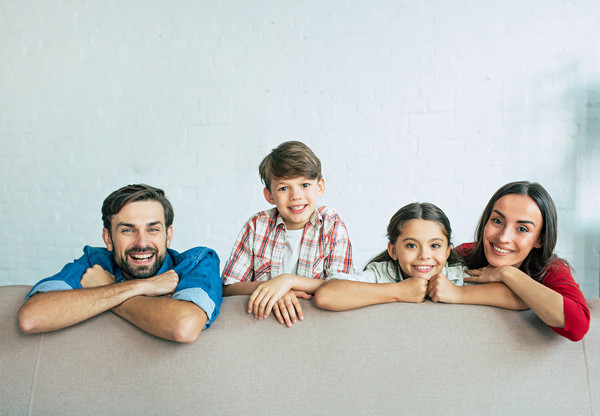 Eine glückliche Familie in ihrem Zuhause