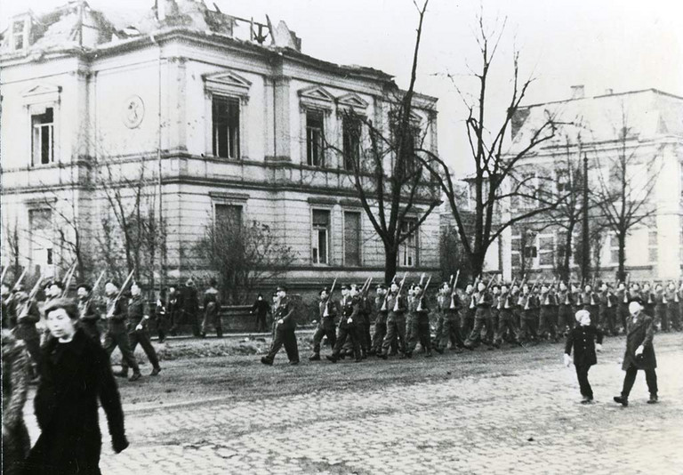 Einmarsch der britischen Truppen in Hamm, 1945 Britische Soldaten marschieren durch die Straßen von Hamm, 1945